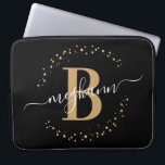 Modern enkel felsökningsskript för svart Guld Laptop Fodral<br><div class="desc">Girly, modern, trendig, elegant, svart och guld monogram första personligen av namn-manuset anpassningsbar monogrammad laptop sleeve. Med ett inledande mongram och ett giftigt namn-skript i ett handskrivet kalligrafteckensnitt med svan och prickad cirkel ram runt ditt namn. Perfekt feminin gåva till syster, mor, flickvän, födelsedag, möhippa, söt 16 födelsedagsfest, mode bloggare,...</div>