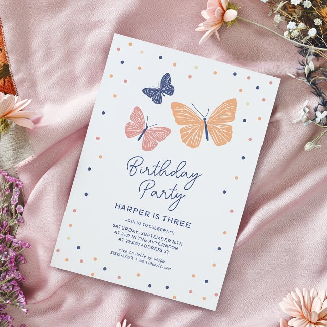 Modern enkel fjäril på födelsedagsinbjudan inbjudningar (Simple and modern birthday invitation featuring butterflies and elegant typography.)