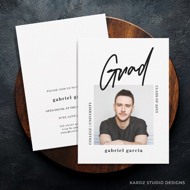 Modern enkel fotoskriptStudentfest Inbjudningar (Graduation Invitation shown in a 5x7-inch card. Personalize announcement with blue button section.)