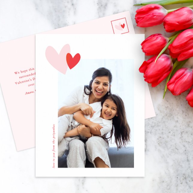 Modern, enkel hjärtan och fotohjärtans dag helg vykort (Simple and sweet Valentine's Day photo card postcard with two hearts in red and pink)