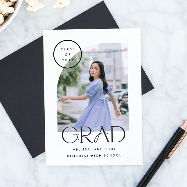 Modern Enkel Minimalistisk Böjd Valvbåge Examen Meddelande (modern, simple, minimalist graduation photo announcement with curved arch photo frame)