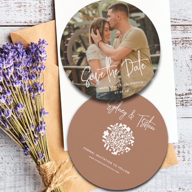 Modern enkel Spara datumfotoöverlägg Bröllop Inbjudningar (Modern Simple Round Photo Save the Date QR Code Terracotta Wedding Invitation.)