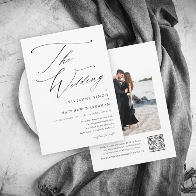 Modern enkel svart och vit Bröllop Inbjudningar (Elegant script photo wedding invitation with QR Code Rsvp on the back.)