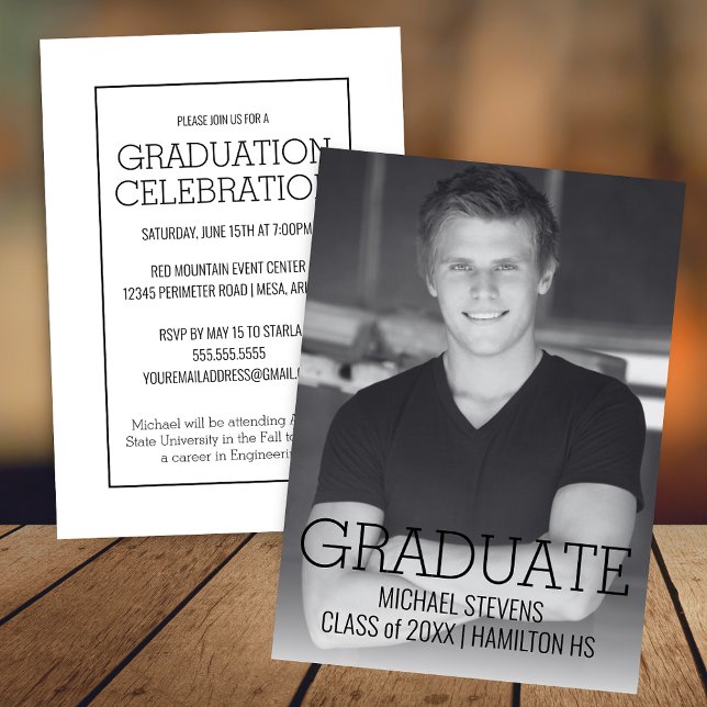Modern Enkel Svart och Vit Examen Meddelande (Modern Minimalist Simple Black and White Photo Graduation Announcement for High School or College)