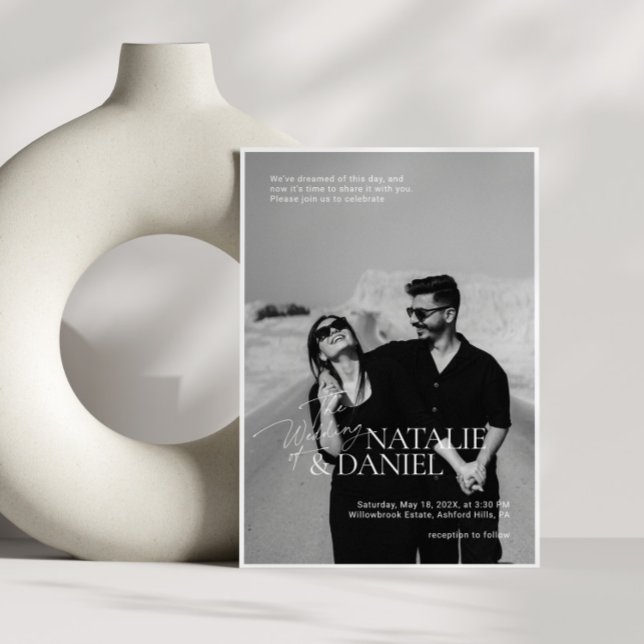 Modern enkel svart och vit foto Bröllop Inbjudningar (Modern Simple Black & White Photo Wedding Invitation)