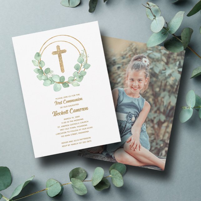 Modern Eucalyptus Kor Girl First Communion Inbjudningar (Eucalyptus wreath around a gold cross girl first communion invitations with a photo on back)