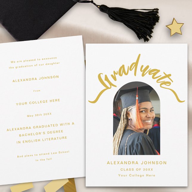 Modern examensfoto ark guld skrift examen meddelande (Modern trendy white and gold script arch photo graduation announcement card)