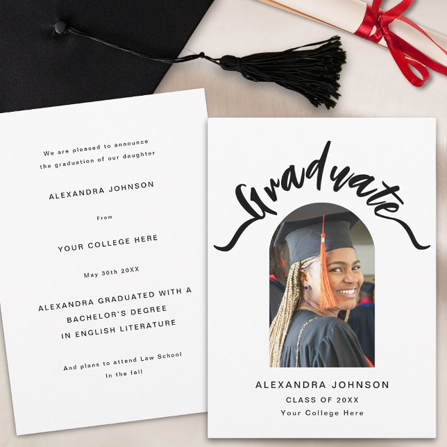 Modern examensfotoarkivskript Examen Meddelande (Modern trendy arch photo graduation black and white announcement card stylish script)