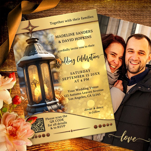 Modern Fall Lantern Guld Sparkles Bröllop Inbjudningar (Boho fall wedding invitation featuring a festive lantern with pumpkins on sparkling gold + QR code)