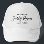 Modern familjeåterförening för penselskript keps<br><div class="desc">För en familjeåterförening som fyllts i med roligt har den här designen ett trendig penselskript i avslappnad handskriven stil. Redigera namn med din familj namn och återföreningsdatumet med önskad text.</div>
