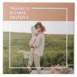 Modern familjefoto | Tack och lov tacksam välsigna Kakelplatta<br><div class="desc">Minneshögtid dina mest omhuldade stunder med den här eleganten anpassningsbarna "Skål, välsignad, tacksam" fotografik. Den här personligen har varma örhänta toner, mjuk modern typografi och en ren minimalistisk ram-layout, vilket ger hjärtat och mening åt vilken hemdekoration som helst. Perfekt för Thanksgiving, fall eller vilken tacksamhetssäsong som helst är en idealisk...</div>