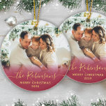 Modern Family Namn-skript, foto-God jul Julgransprydnad Keramik<br><div class="desc">Elegant Modern Red and Guld Hand lät skriptet "Family Namn" God jul fotodekoration. Har ett familjefoto,  calligraftext "Familj namn" i handskrivet skript,  med God jul och årligt fotoöverlägg (i rött och guld). Enkel att anpassa den. Fototips: skörd på fotot så att det får kvadratiska former innan det överförs.</div>