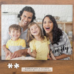 Modern Family Photo Black Script Namn och Date Pussel<br><div class="desc">Ditt familjefoto med ditt namn och år (eller ta bort året om du inte vill) och titeln FAMILY i ett modernt penselskriptteckensnitt i ett redigerbart svart färg. PHOTO TIP: För snabbaste/bästa resultat väljer du ett foto med subjekt i mitten och/eller före skörd till en rektangulär form FÖRE uppladdning, så fylls...</div>