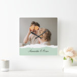 Modern Family Photo & Personlig Namn Mint Gift Fyrkantig Klocka<br><div class="desc">Vi presenterar Namn Mint Gift med Modern Family Photo & Personlig! Den här unika och tankeväckande presenten är designad för att fira och vårda din familjs speciella ögonblick.Ge är en gåva av omhuldade minnen och personligens sötma med Modern Family Photo & Personlig Mint Gift. Det är ett meningsfullt och trevligt...</div>