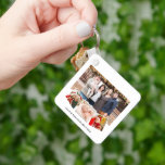 Modern Family Photo Watercolor Gräs Cone Greenery Nyckelring<br><div class="desc">Det här är det år då vi ska samlas | Eleganten Watercolor Grey Gräs Cone och minimalist 4 Family Photo Collage Dubbla-sided Keychain. Alla texterna är i förväg ordnade så att du enkelt och snabbt kan anpassa dig med dina egna detaljer. Önska er alla Glad helg!</div>