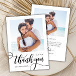 Modern, fantastiskt vismiskt skript 2 foto Bröllop Tack Kort<br><div class="desc">Modern Whimsical Boho Calligraphy Script 2 Photo Bröllop - tackkort. Chic Snyggt bröllop tackar dig för att du har en lodrät framtill med texten "Tack" i ett snävt, snävt och snett tecken på typografi, svan-penselskript i svartvitt. På baksidan av det fördefinierade tacket får du meddelandet och ett foto. Du kan...</div>