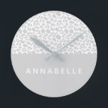 Modern färglös djurtrycksdesign rund klocka<br><div class="desc">Modern,  färglös utformning av djurtryck. Färg kan anpassas till kostym i ditt rum. En del av en samling.</div>