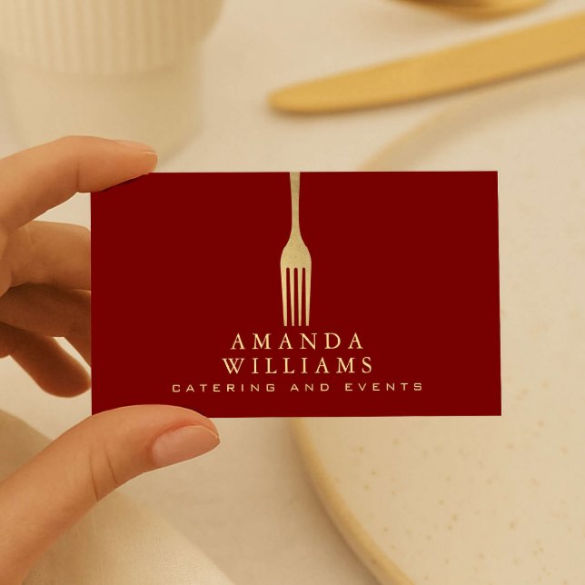 Modern Faux Gold Fork Catering Logo on Red Visitkort (Skapare uppladdad)