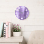 Modern Faux Light Amethyst Lila Foil Stor Klocka<br><div class="desc">Digital konst glam glam lätt lila, ametyst och lavender faux foil digital konst grafik med fet vit tjock ansikte nummer. Modern elegans. Girly Glam-design. Den borrade metall-folie som är digital konst inslag skriver ut som ett foto på väggklockan.</div>
