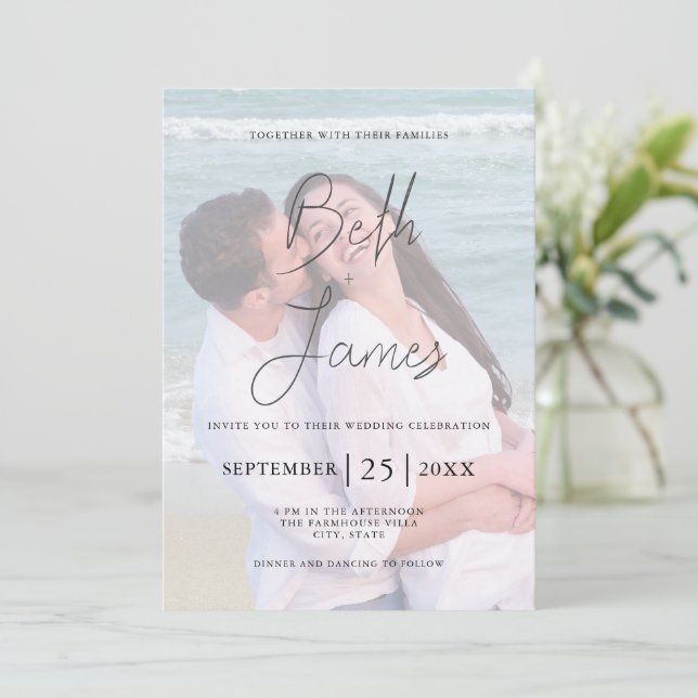 Modern Faux Vellum Photo Tropical Beach Wedding Inbjudningar (Stående Fram)