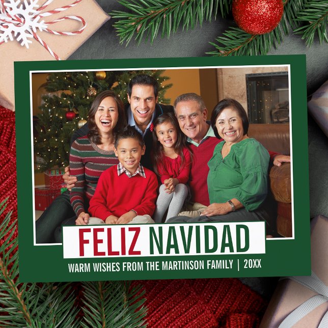 Modern Feliz Navidad Family Photo Grönt Vykort (Customize to change your personalized text size or text style.)