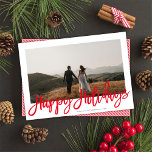 Modern Festive Red Script jul ett foto Julkort<br><div class="desc">Det här moderna fotokortet med elegant har ett enda vågrät över en klassisk vit bakgrund och ett hälsning i rött skript som säger "Glad helg". Den här designen rymmer ett enda foto på framsidan av vågrät. Kortets baksida är ett samordnat rött och vitt rand mönster, men kan avlägsnas om så...</div>
