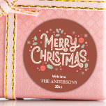 Modern festive, sött och vit God jul C Runt Klistermärke<br><div class="desc">Fira helgdagarna i stil med detta moderna klistermärke som har en ljusröd bakgrund och glad vit och röd typografi. "God jul"-meddelandet läggs till med holly, snöflingor och baubles och skapar en lekfull men elegant-design. Anpassade med din familj namn och år är det här klistermärket perfekten för att ge helgdagskort, gåvor...</div>