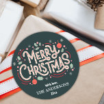 Modern festlig mörk teal och vit God jul Runt Klistermärke<br><div class="desc">Fira helgdagarna i stil med denna moderna runda dekal som har en mörk teal bakgrund och glad vit och röd typografi. "God jul"-meddelandet läggs till med holly, snöflingor och baubles och skapar en lekfull men elegant-design. Anpassade med din familj namn och år är det här klistermärket perfekten för att ge...</div>