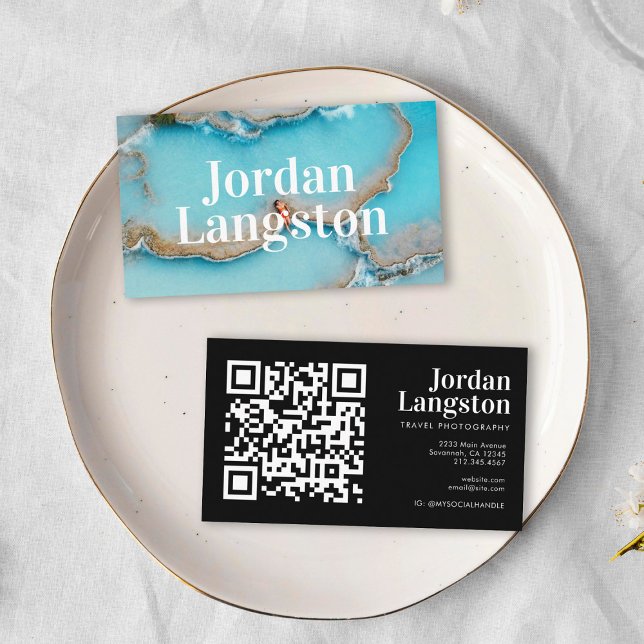 Modern fet Coola Fotografi - typografi QR-kod Visitkort (Two business cards on a white plate. The top card shows an aerial view of turquoise water)