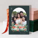 Modern fet God jul Arch-foto med fetstilt Blommigt Julkort<br><div class="desc">Det här vackra fotopullkortet har hand plockade blommigt inslag i olika skalor av korall, röd orange, mynta, teal, kalk och grönt. Här ingår gräs, blommor, sprit, löv, bär och knoppar, tillsammans med modern typografi i vitt, som läser "God jul". Bakgrunden färg är en djup, grön, och baksidan av kortet innehåller...</div>