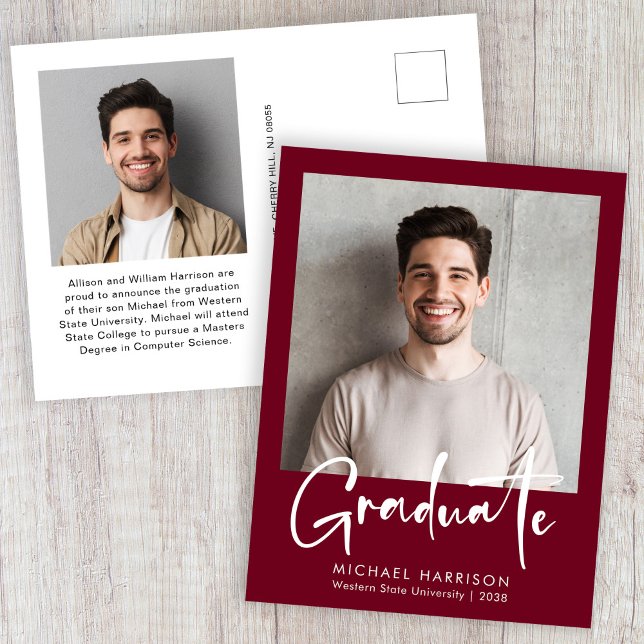 Modern fet stil Foto Burgundy Studenten Meddelande Vykort (Modern Bold Script Photo Burgundy Graduation Announcement Postcard)