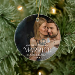 Modern fet typografi - ny Elegant för foto med fet Julgransprydnad Keramik<br><div class="desc">Modern julprydnad med en minimal layout med "gift" i fet stil tillsammans med namn och året över ditt favoritfoto. All inslag är vit och kan ändras i verktyg som redigerar designen. Denna enkla, men ändå elegant, prydnadsföremål är en underbar gåva till ett nytt par eller till minne av ert eget...</div>
