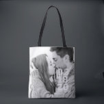 Modern fetstil, Anpassningsbar, foto Bröllop Tygkasse<br><div class="desc">Lägg till ett anpassningsbar-foto. Fotomallen har ett filter. Datum är fet serif-typografi. De blivande och Groom-to-be-namn är i sans serif-typografi.</div>