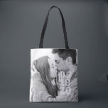 Modern fetstil, Anpassningsbar, foto Bröllop Tygkasse<br><div class="desc">Lägg till ett anpassningsbar-foto. Fotomallen har ett filter. Datum är fet serif-typografi. De blivande och Groom-to-be-namn är i sans serif-typografi.</div>