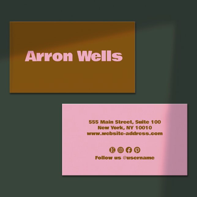 Modern fetstil, brun Professionell Visitkort (light pink bold retro typography on brown background - social media icons on backside)