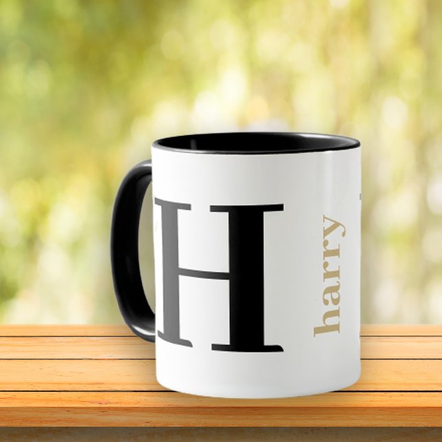Modern fetstilad monogramnamn guld svart kaffemugg (Personalize with Custom Name and Monogram Initial. 
Create a Unique Gift Today! )