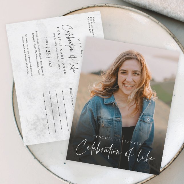 Modern firande av livets minnesstund begravning vykort (Modern handwritten script celebration of life photo memorial postcard.)