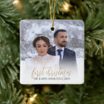 Modern "First As & Mrs" Photo Julgran Julgransprydnad Keramik<br><div class="desc">Snyggt fotot julgran dekoration för att fira en ny jul som ett gift par. Utsmyckningen innehåller ett foto med en nyck vit övertäckning och malltext som lyder: "FIRST CHRISTMAS AS MR. AND MRS." och deras efternamn. Teckensnittet stilar och färg kan enkelt ändras genom att klicka på den anpassade länken efter...</div>