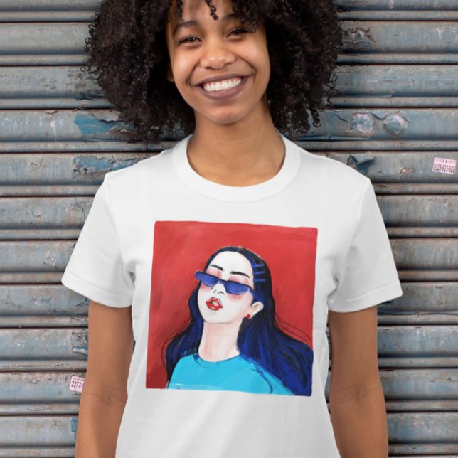 Modern flicka i rött och blå grafik utskriven t shirt (Cute and fashionable printed graphic T-shirt in red and blue.)