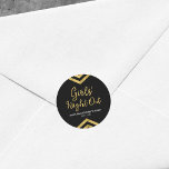 Modern flickors nattetid utanför Faux Guld Chevron Runt Klistermärke<br><div class="desc">Den här elegantens runda dekal har en chic geometrisk schevron och ord "Flickor' natteut" i faux guld mot svart bakgrund. Det är underbart för en bachelorettfest firande. Kolla in matchande inbjudningar och objekt här http://www.zazzle.com/collections/modern_faux_gold_chevron_celebration_collection-119531050277382712?rf=238364477188679314 Anpassa den med informationen genom att ersätta platshållartexten. Om du vill ha fler alternativ klickar du...</div>