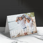 Modern födelsedag | Roligt Photo Loving Snyggt Cut Kort<br><div class="desc">Vackert fotografkort med en enkel, modern, minimalistisk citattecken "Grattis på födelsedagen" på en halvgenomskinlig övertäckningsbakgrund. Det här mångsidiga kortet kan vara personlig med ditt eget fotografi, namn och födelsedagsdatum för att göra ett verkligt unikt och skräddarsytt kort för din älskade. Innermeddelandet "Önskar en underbar födelsedag!" kan också enkelt uppdateras med...</div>