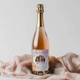 Modern födelsedagsfest för rosa av regnbåge, vinflaska etikett