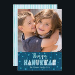 Modern för foto-Roligt i marinen Lycklig Hanukkah Julkort<br><div class="desc">"Lycklig Hanukkah." Roligt, lekfull, vismisk, handgjord typografi tillsammans med en slumpmässig stjärna av David mönster i dammig blå, allt som överlägger midnattsflottblått hand plockade linjer på en mörk tealblått bakgrund, tillsammans med ett foto av dig, hjälper dig att gå in i Hanukkah. Hand plockade-turkos linjer täcker över en ljusblå akrablåbakgrund...</div>