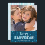 Modern för foto-Roligt i marinen Lycklig Hanukkah Julkort<br><div class="desc">"Lycklig Hanukkah." Roligt, lekfull, vismisk, handgjord typografi tillsammans med en slumpmässig stjärna av David mönster i dammig blå, allt som överlägger midnattsflottblått hand plockade linjer på en mörk tealblått bakgrund, tillsammans med ett foto av dig, hjälper dig att gå in i Hanukkah. Hand plockade-turkos linjer täcker över en ljusblå akrablåbakgrund...</div>