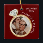 Modern Förlovning Julfoto Ornament<br><div class="desc">En minimalistisk Modern Photo Förlovning-julprydnad. Du kan fånga ett vackert ögonblick för evigt. Den här unika keepsaken gifter modern stil med omhuldade minnen, skapar den som ett utmärkt komplement till ditt fräcka bedrägeri. Perfekt för att fira din första jul som ett engagerat par eller som en tankfull gåva till en...</div>