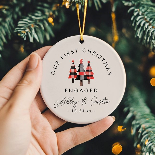 Modern Förlovning Mysigt jultid Julgransprydnad Keramik (Celebrate your first Christmas engaged with our cozy plaid trees ornament! )