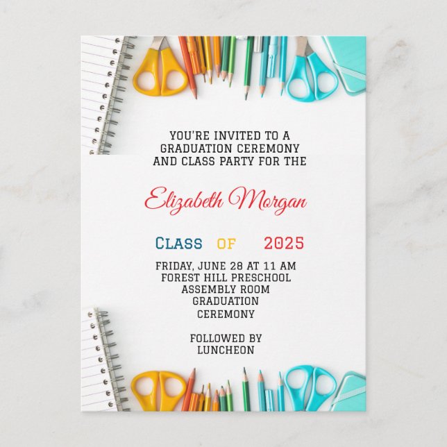 Modern förskoleskola för barn i studenten vykort (Framsida)