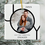 Modern första jul - engagerad fotokeramisk Ornam Julgransprydnad Keramik<br><div class="desc">Denna moderna första julmålade Photo Ornament dekoreras med ord JOY i svart på vit bakgrund. Anpassade enkelt med ditt foto och namn.</div>