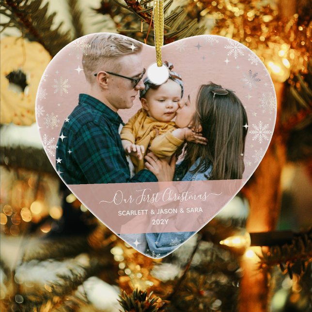 Modern första jul tillsammans 2 foton Heart Julgransprydnad Keramik (Our First Christmas Family & Child Baby Names 2 Photos Modern Elegant Calligraphy Snowflakes Heart)