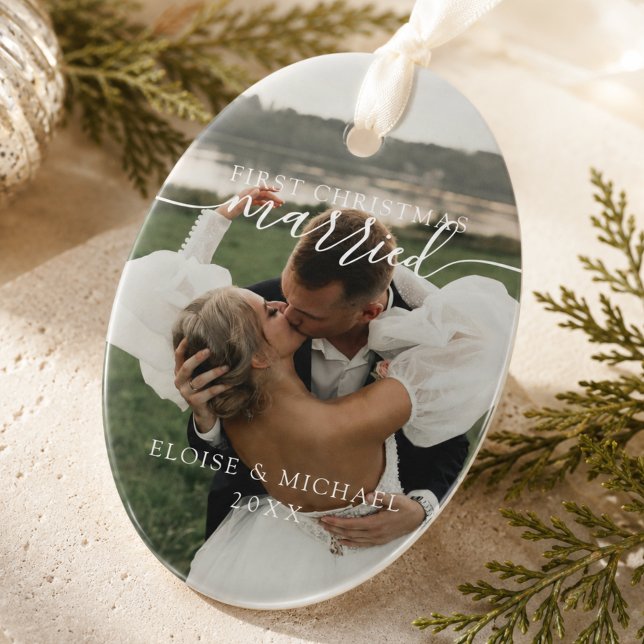 Modern Första Julen Gift Foto Julgransprydnad Keramik (Modern First Christmas Married Photo Ceramic Ornament)